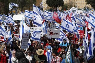 Des dizaines de milliers d'Israéliens étaient descendus dans les rues dimanche soir et lundi après l'annonce dimanche du limogeage du ministre de la Défense Yoav Gallant.